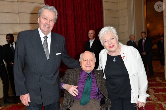 Alain Delon, Pierre Bergé et Line Renaud lors de l'élévation de L. Renaud au rang de grand-croix de l'ordre national du Mérite, au Palais de l'Elysée à Paris, le 23 mars 2017. © Guirec Coadic/Bestimage
