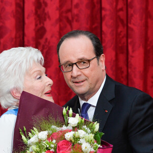 Line Renaud et François Hollande, Président de la République Française, lors de l'élévation de L. Renaud au rang de grand-croix de l'ordre national du Mérite, au Palais de l'Elysée à Paris, le 23 mars 2017. © Guirec Coadic/Bestimage