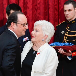 François Hollande, Président de la République Française, et Line Renaud lors de l'élévation de L. Renaud au rang de grand-croix de l'ordre national du Mérite, au Palais de l'Elysée à Paris, le 23 mars 2017. © Guirec Coadic/Bestimage