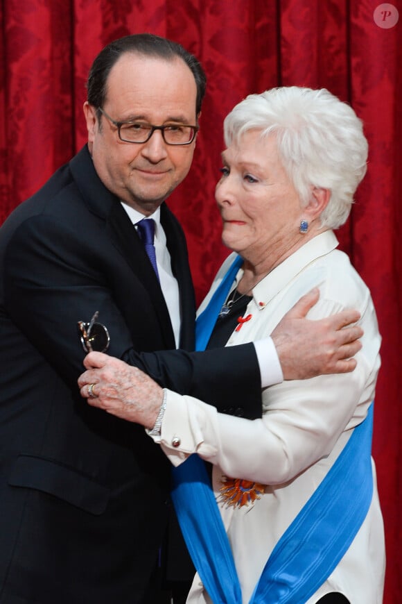 François Hollande, Président de la République Française, et Line Renaud lors de l'élévation de L. Renaud au rang de grand-croix de l'ordre national du Mérite, au Palais de l'Elysée à Paris, le 23 mars 2017. © Guirec Coadic/Bestimage