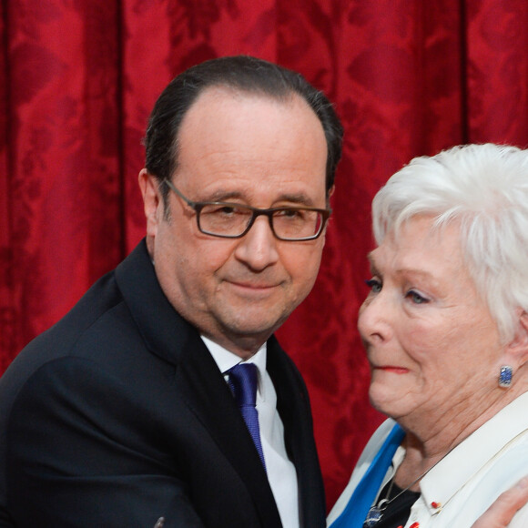 François Hollande, Président de la République Française, et Line Renaud lors de l'élévation de L. Renaud au rang de grand-croix de l'ordre national du Mérite, au Palais de l'Elysée à Paris, le 23 mars 2017. © Guirec Coadic/Bestimage