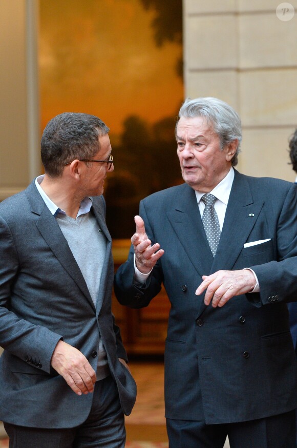 Dany Boon et Alain Delon lors de l'élévation de L. Renaud au rang de grand-croix de l'ordre national du Mérite, au Palais de l'Elysée à Paris, le 23 mars 2017. © Guirec Coadic/Bestimage