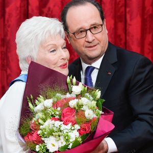 Line Renaud et François Hollande, Président de la République Française, lors de l'élévation de L. Renaud au rang de grand-croix de l'ordre national du Mérite, au Palais de l'Elysée à Paris, le 23 mars 2017. © Guirec Coadic/Bestimage