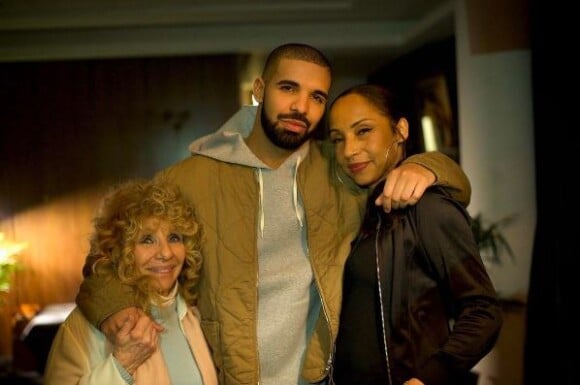 Sandi Graham (mère de Drake), Drake et Sade à Londres. Mars 2017.