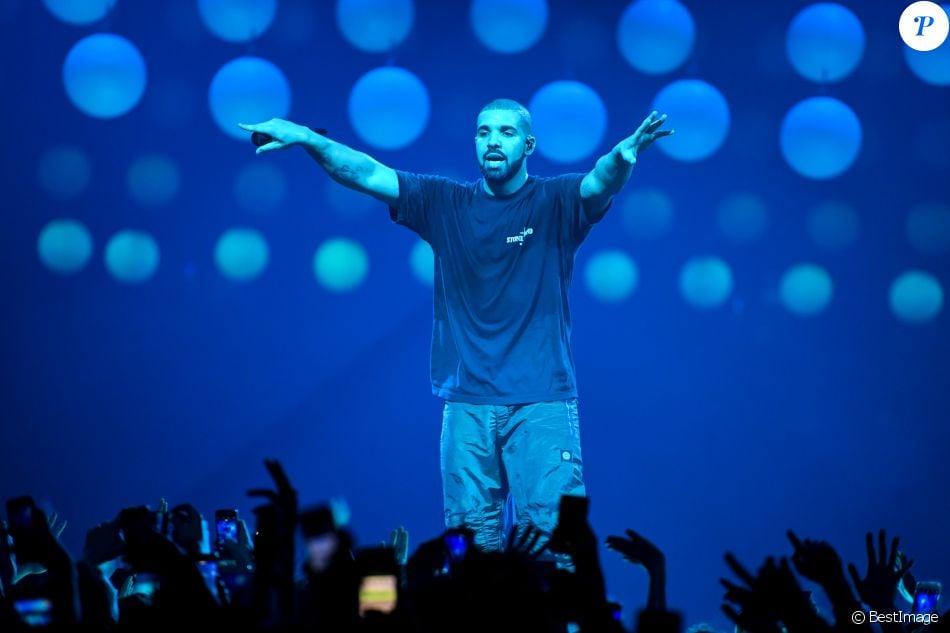 La rappeur Drake en concert à l'AccorHotels Arena à Paris le 12 mars