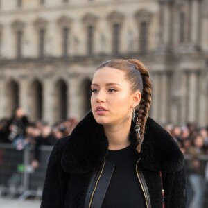 Adèle Exarchopoulos (enceinte) - Arrivées au défilé de mode prêt-à-porter automne-hiver 2017/2018 "Louis Vuitton" au Musée du Louvre à Paris. Le 7 mars 2017