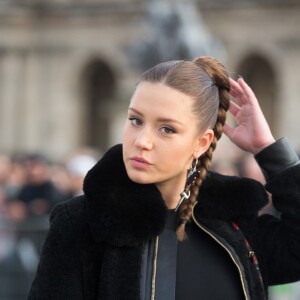 Adèle Exarchopoulos (enceinte) - Arrivées au défilé de mode prêt-à-porter automne-hiver 2017/2018 "Louis Vuitton" au Musée du Louvre à Paris. Le 7 mars 2017