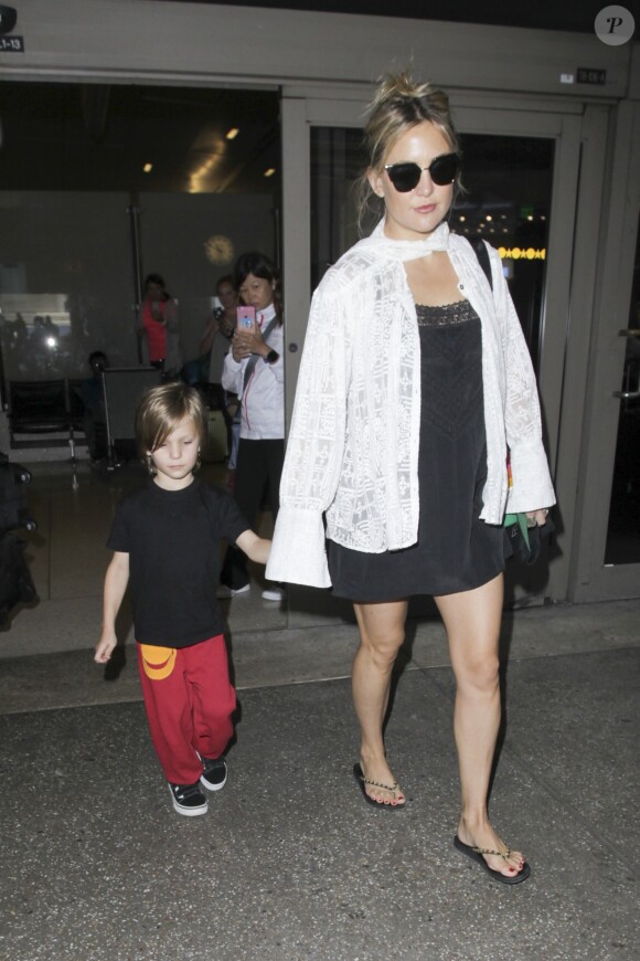 Kate Hudson et son fils Bingham Hawn Bellamy arrivent à L'aéroport Lax de Los Angeles le 21 aout 2016.