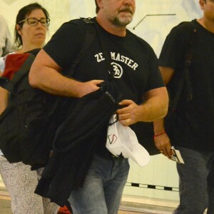 Exclusif - Russell Crowe arrive à l'aéroport de Sydney en Australie le 10 mars 2017.