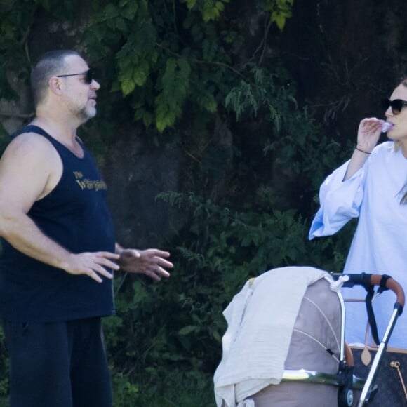 Russell Crowe vu avec Sam Burgess et sa femme Phoebe Burgess avec leur bébé Poppy Alice à Wooloomoolloo, Sydney, Australie, le 26 mars 2017. Tennyson, le plus jeune fils de l'acteur, était également là