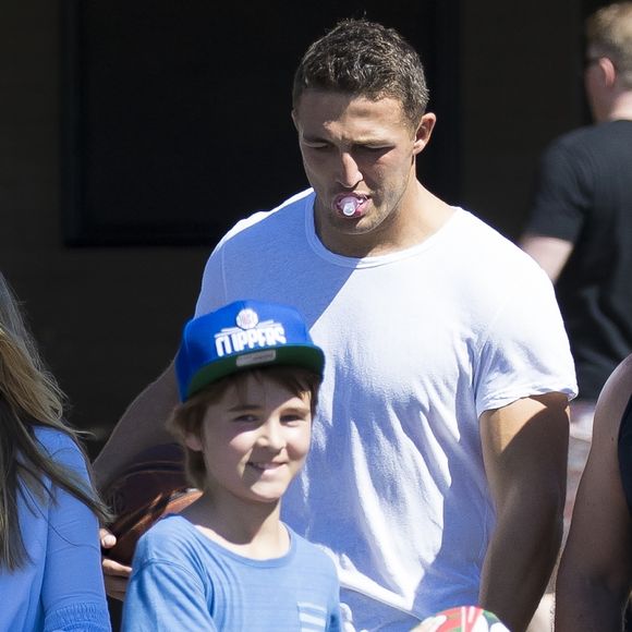 Russell Crowe vu avec Sam Burgess et sa femme Phoebe Burgess avec leur bébé Poppy Alice à Wooloomoolloo, Sydney, Australie, le 26 mars 2017. Tennyson, le plus jeune fils de l'acteur, était également là