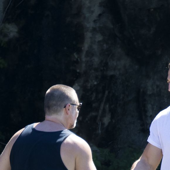 Russell Crowe vu avec Sam Burgess et sa femme Phoebe Burgess avec leur bébé Poppy Alice à Wooloomoolloo, Sydney, Australie, le 26 mars 2017. Tennyson, le plus jeune fils de l'acteur, était également là