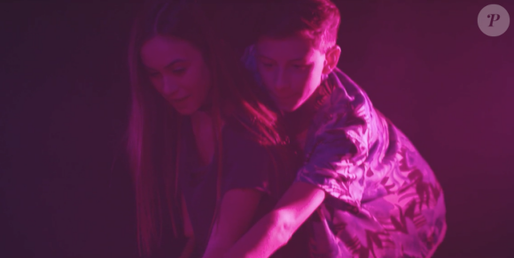 Capture d'écran du clip de Monogem, Wild, dans lequel apparaît Coco Arquette, la fille de Courteney Cox et David Arquette