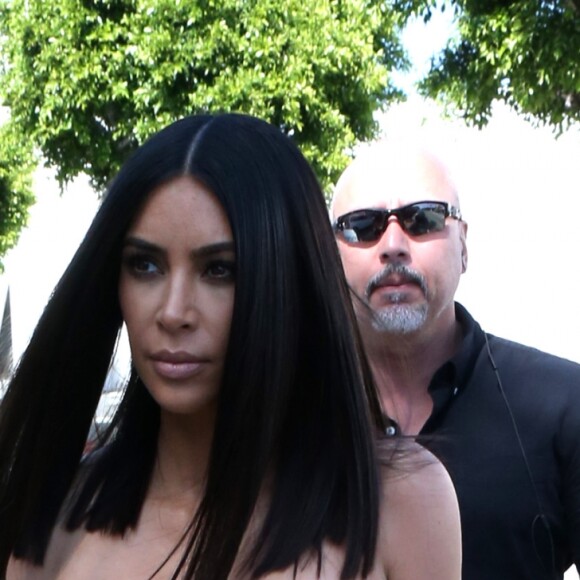 Kim Kardashian arrive au restaurant Cuvée à Beverly Hills, le 30 mars 2017.