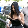 Kim Kardashian arrive au restaurant Cuvée à Beverly Hills, le 30 mars 2017.