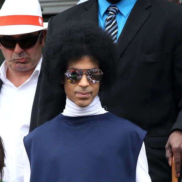 Le chanteur Prince assiste au match entre Rafael Nadal et Dusan Lajovic lors des Internationaux de France de tennis de Roland Garros à Paris, le 2 juin 2014.