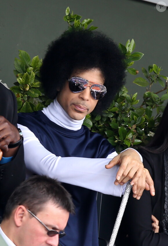 Le chanteur Prince assiste au match entre Rafael Nadal et Dusan Lajovic lors des Internationaux de France de tennis de Roland Garros à Paris, le 2 juin 2014.