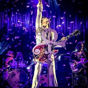 Le chanteur Prince en concert à Manchester. Le 19 mai 2014