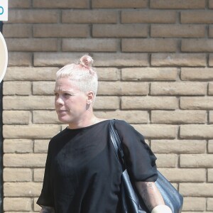 La chanteuse Pink, sans maquillage, achète des jouets avec sa fille Willow à Santa Monica, le 24 juin 2016