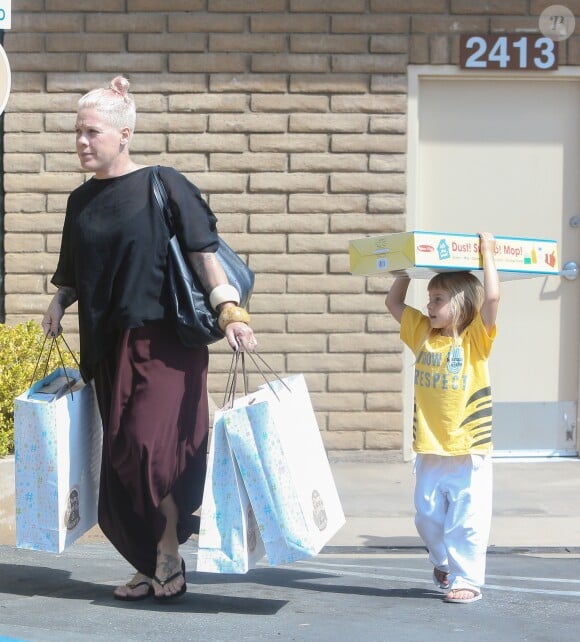 La chanteuse Pink, sans maquillage, achète des jouets avec sa fille Willow à Santa Monica, le 24 juin 2016