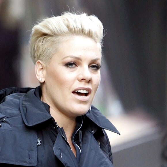 La chanteuse Pink quitte les studios ABC à New York le 30 novembre 2015.