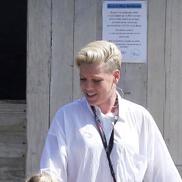 La chanteuse Pink et sa fille Willow sont allées boire un jus de fruits à Los Angeles, le 16 septembre 2015.