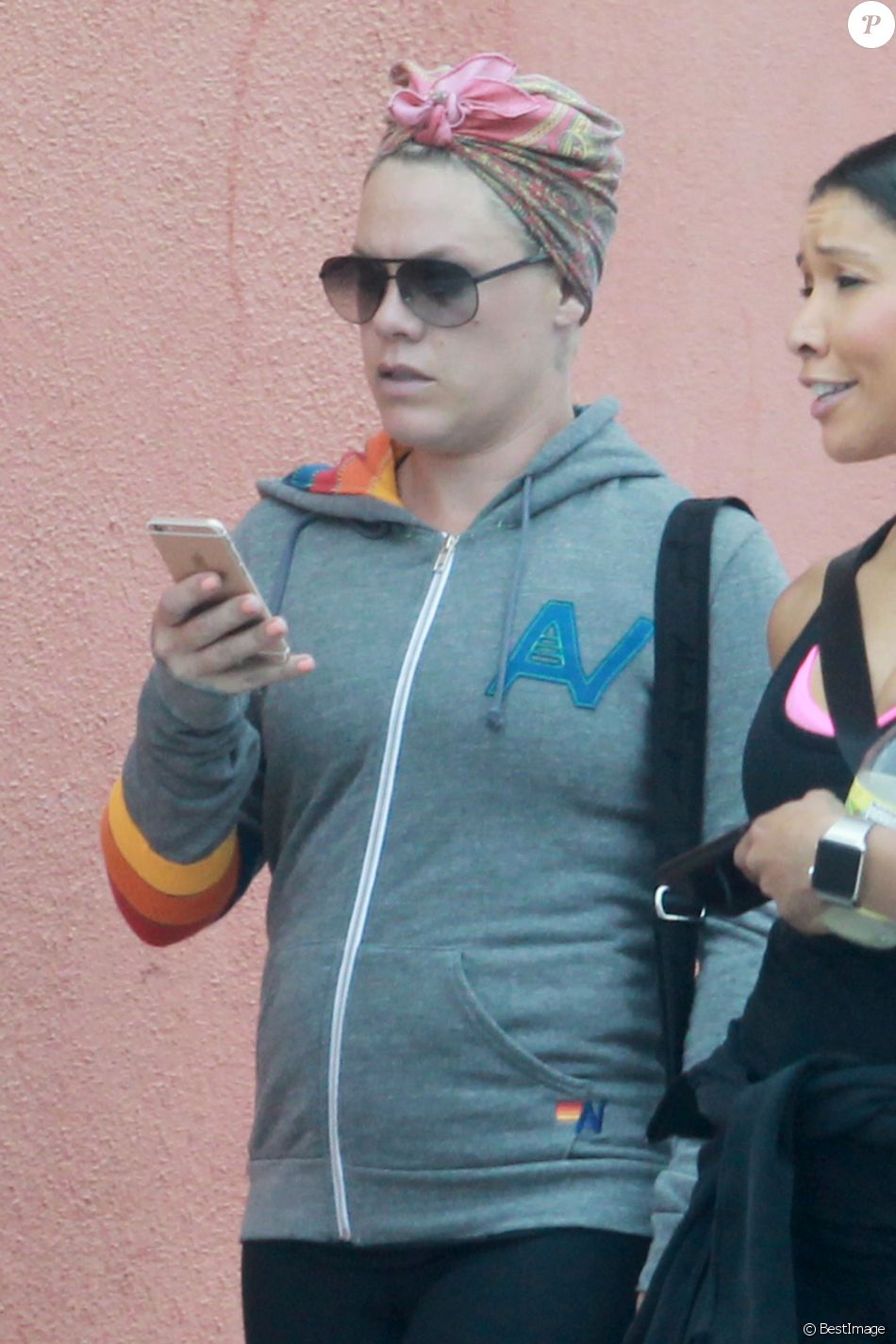 La chanteuse Pink revient de son cours de gym avec une amie à Los ...