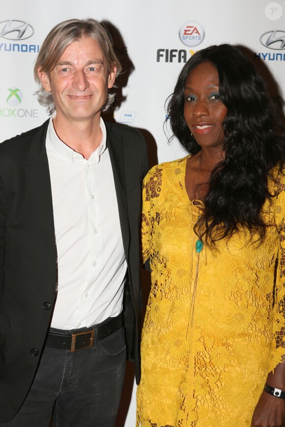 Gilles Verdez et sa compagne Fatou - Soirée de lancement du jeu vidéo "FIFA 2016" au Faust à Paris, le 21 septembre 2015.