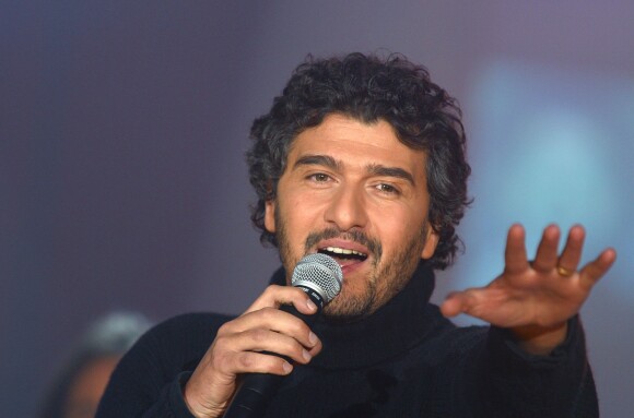 Daniel Lévi chante pendant le Téléthon le 7 décembre 2002.