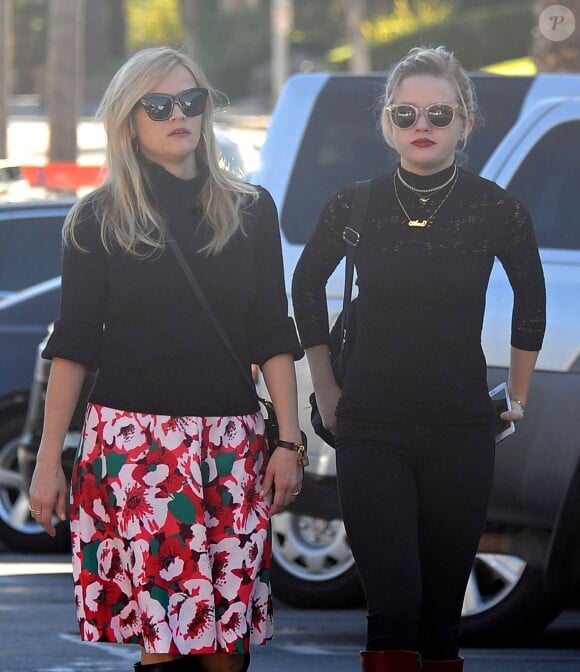 Exclusif - Reese Witherspoon et sa fille Ava Phillippe font du shopping au Country Mart à Brentwood, le 18 novembre 2016