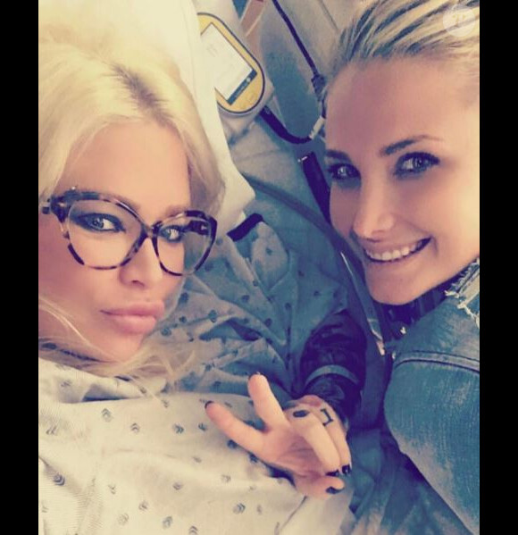 Photo de Jenna Jameson et son amie Miss Shay à l'hôpital. Avril 2017.