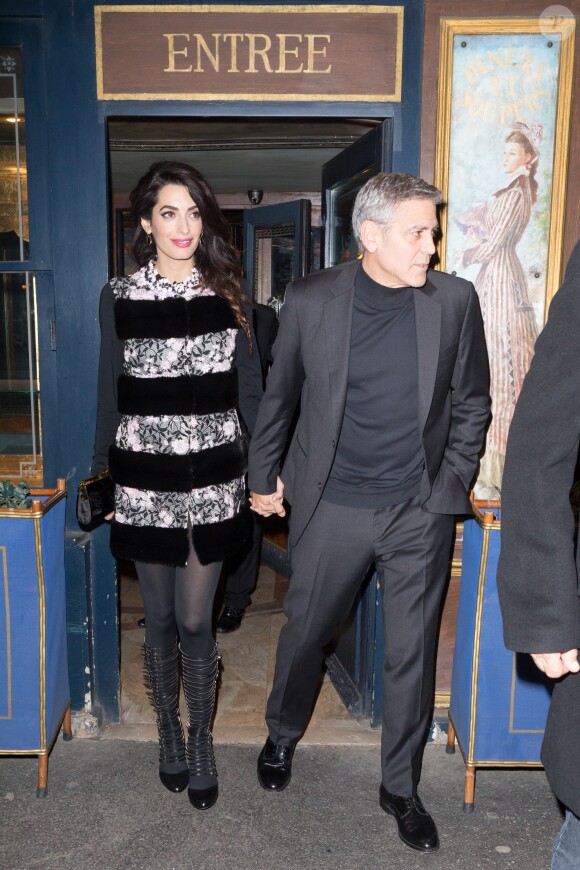 George Clooney et sa femme Amal Alamuddin (enceinte) sortent à minuit du restaurant Lapérouse à Paris, le 25 février 2017.