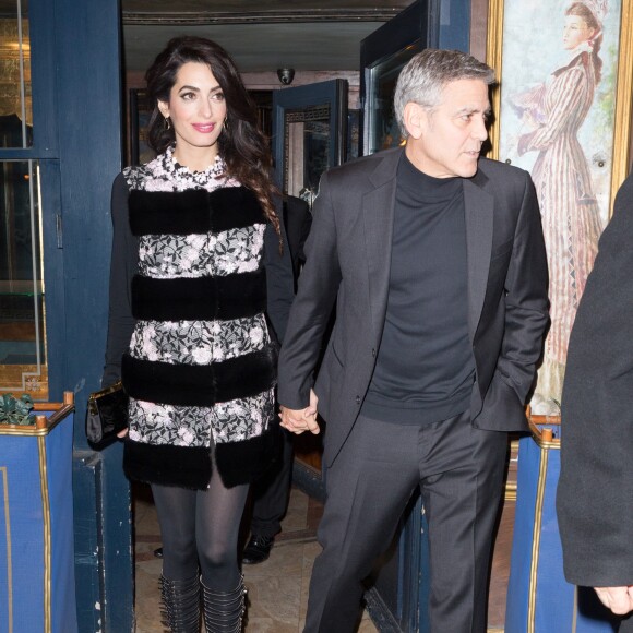 George Clooney et sa femme Amal Alamuddin (enceinte) sortent à minuit du restaurant Lapérouse à Paris, le 25 février 2017.