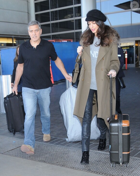 George Clooney et sa femme Amal Alamuddin-Clooney (enceinte) arrivent à l'aéroport à Los Angeles le 27 janvier 2017.