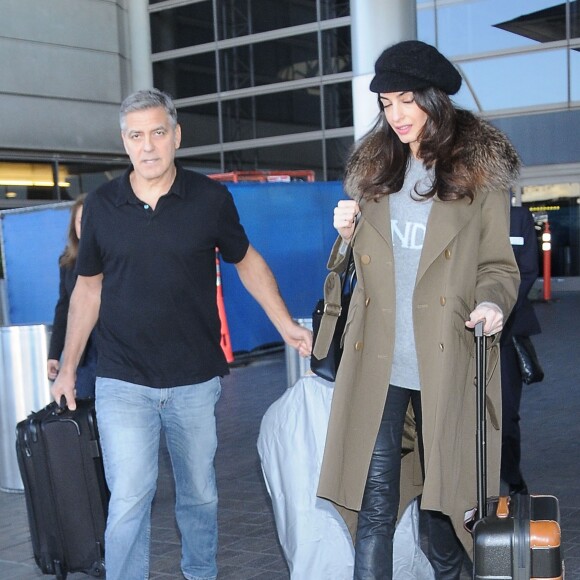 George Clooney et sa femme Amal Alamuddin-Clooney (enceinte) arrivent à l'aéroport à Los Angeles le 27 janvier 2017.