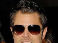 Johnny Knoxville de Jackass prend l'avion avec... une fausse grenade !