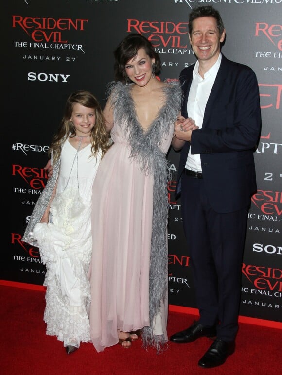 Milla Jovovich avec son mari Paul W. S. Anderson et sa fille Ever Gabo Anderson à l'avant-première de 'Resident Evil: The Final Chapter' à Los Angeles, le 23 janvier 2017.
