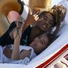 Jaden Smith s'amuse, plaisante et calîne sa nouvelle petite amie Odessa Adlon sur la plage de Miami. Le 8 avril 2017.
