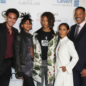 Will Smith, son fils Trey (à gauche), Jada Pinkett et leurs enfants Willow et Jaden Smith - 26ème édition EMA Awards au studio de la Warner à Burbank le 22 octobre 2016.