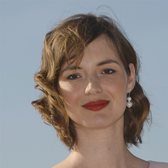 Louise Bourgoin (boucles d'oreilles Maison Lalique Joaillerie) - Photocall sur la plage lors du 30ème Festival du Film de Cabourg. Le 11 juin 2016 © Coadic Guirec / Bestimage