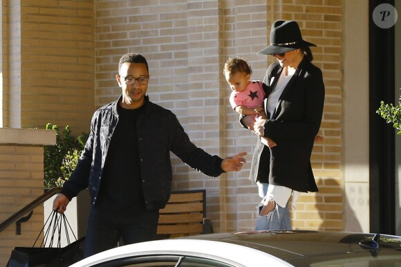 Chrissy Teigen et son mari John Legend sont allés faire du shopping avec leur fille Luna Stephens à Barneys New York à Beverly Hills, le 9 mars 2017.