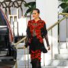 Chrissy Teigen porte une magnifique robe en dentelle et voile transparent à la sortie de son hôtel à Miami, le 4 mars 2017.