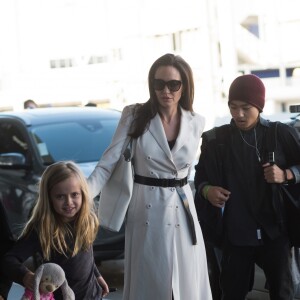 Angelina Jolie et ses enfants, Shiloh Jolie-Pitt, Maddox Jolie-Pitt, Pax Jolie-Pitt, Zahara Jolie-Pitt, Vivienne Jolie-Pitt et Knox Jolie-Pitt arrivent à l'aéroport LAX de Los Angeles, Calirfornie, Etats-Unis, le 11 mars 2017.