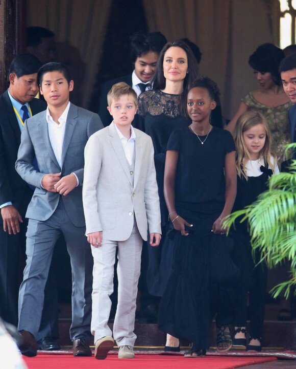 Pax, Shiloh, Zahara et Vivienne Jolie-Pitt - Angelina Jolie, radieuse et souriante, rend visite au roi du Cambodge Norodom Sihamoni pour la projection de son film accompagnée de ses six enfants à Siem Reap le 18 février 2017.