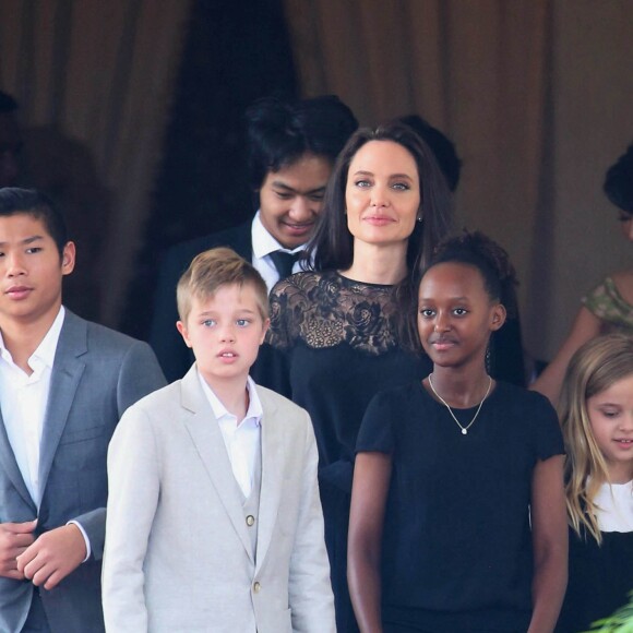 Pax, Shiloh, Zahara et Vivienne Jolie-Pitt - Angelina Jolie, radieuse et souriante, rend visite au roi du Cambodge Norodom Sihamoni pour la projection de son film accompagnée de ses six enfants à Siem Reap le 18 février 2017.