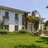 Six mois après avoir demandé le divorce à Brad Pitt, Angelina Jolie a dépensé la modique somme de 25 millions de dollars pour s'offrir cette nouvelle propriété à Los Angeles. La maison appartenait autrefois au réalisateur et producteur Cecil B. DeMille, qui y a vécu jusqu'à sa mort en 1959.