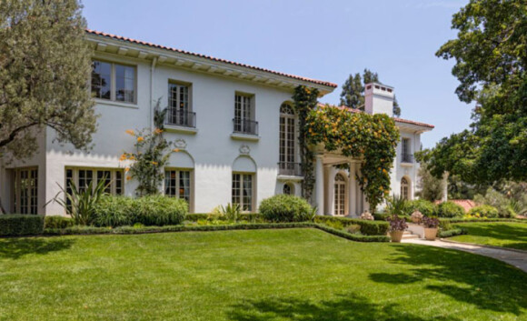 Six mois après avoir demandé le divorce à Brad Pitt, Angelina Jolie a dépensé la modique somme de 25 millions de dollars pour s'offrir cette nouvelle propriété à Los Angeles. La maison appartenait autrefois au réalisateur et producteur Cecil B. DeMille, qui y a vécu jusqu'à sa mort en 1959.