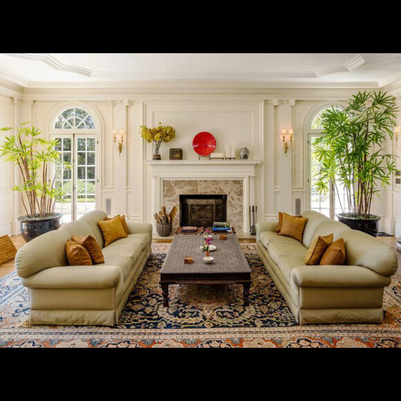 Six mois après avoir demandé le divorce à Brad Pitt, Angelina Jolie a dépensé la modique somme de 25 millions de dollars pour s'offrir cette nouvelle propriété à Los Angeles. La maison appartenait autrefois au réalisateur et producteur Cecil B. DeMille, qui y a vécu jusqu'à sa mort en 1959.