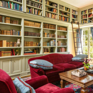 Six mois après avoir demandé le divorce à Brad Pitt, Angelina Jolie a dépensé la modique somme de 25 millions de dollars pour s'offrir cette nouvelle propriété à Los Angeles. La maison appartenait autrefois au réalisateur et producteur Cecil B. DeMille, qui y a vécu jusqu'à sa mort en 1959.