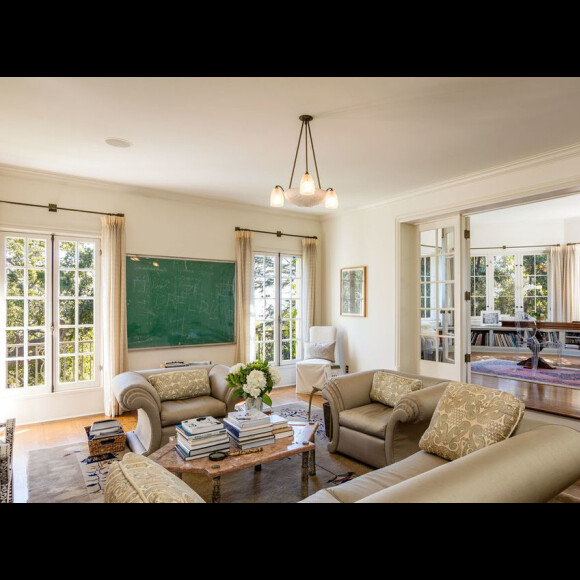 Six mois après avoir demandé le divorce à Brad Pitt, Angelina Jolie a dépensé la modique somme de 25 millions de dollars pour s'offrir cette nouvelle propriété à Los Angeles. La maison appartenait autrefois au réalisateur et producteur Cecil B. DeMille, qui y a vécu jusqu'à sa mort en 1959.